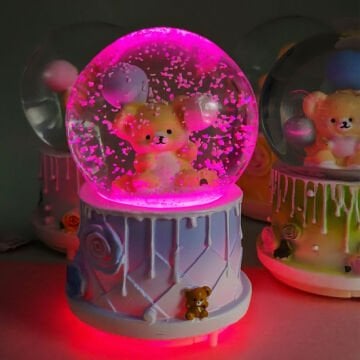 Balon Tutan Sevimli Ayıcık Müzikli Işıklı Cam Kar Küresi