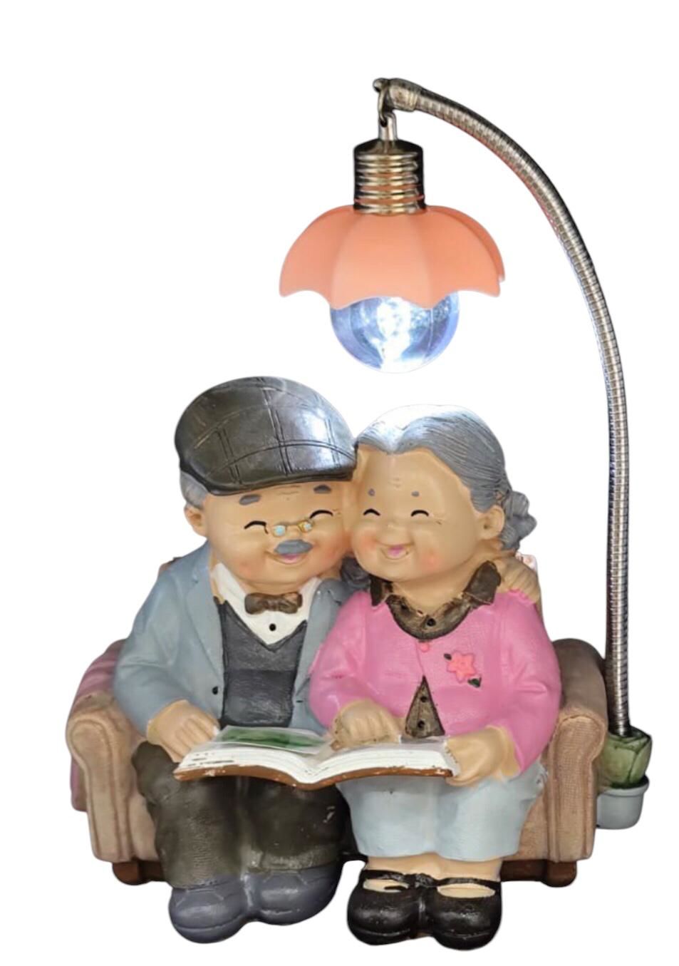 Sokak Lambası Altında Fotoğraf Albümü Bakan Polyester Dede Nine Biblosu