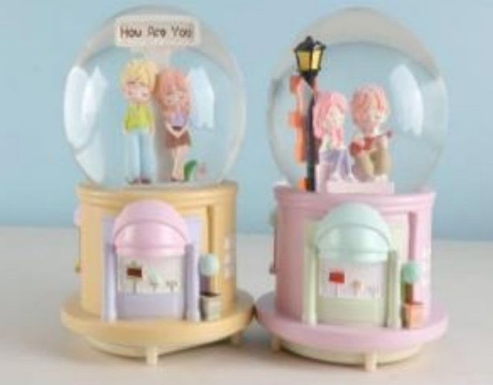 Lamba Altında Romantik Aşıklar Püskürtmeli Işıklı Müzikli Cam Kar Küresi