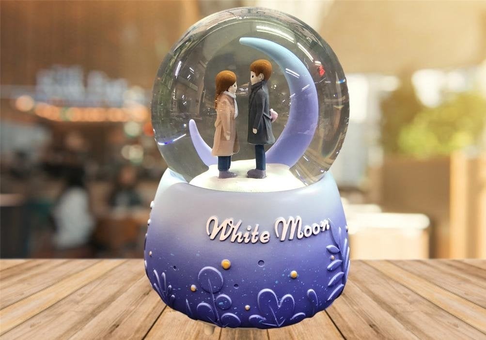Işıklı Kar Püskürten Ay Altında Sevgili Müzik Kutusu Cam Kar Küresi
