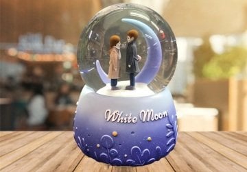 Işıklı Kar Püskürten Ay Altında Sevgili Müzik Kutusu Cam Kar Küresi