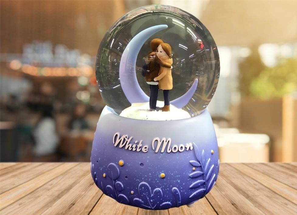 Işıklı Kar Püskürten Ay Altında Sarılan Sevgili Müzikli Cam Kar Küresi