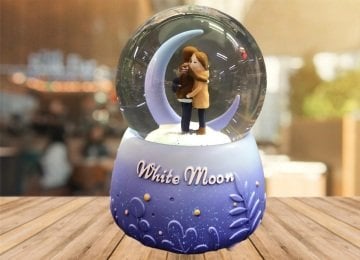 Işıklı Kar Püskürten Ay Altında Sarılan Sevgili Müzikli Cam Kar Küresi