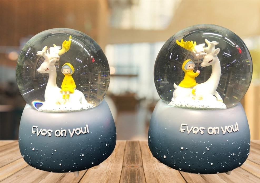Işıklı Kar Püskürten Geyik Üzerinde Çocuk Müzikli Cam Kar Küresi