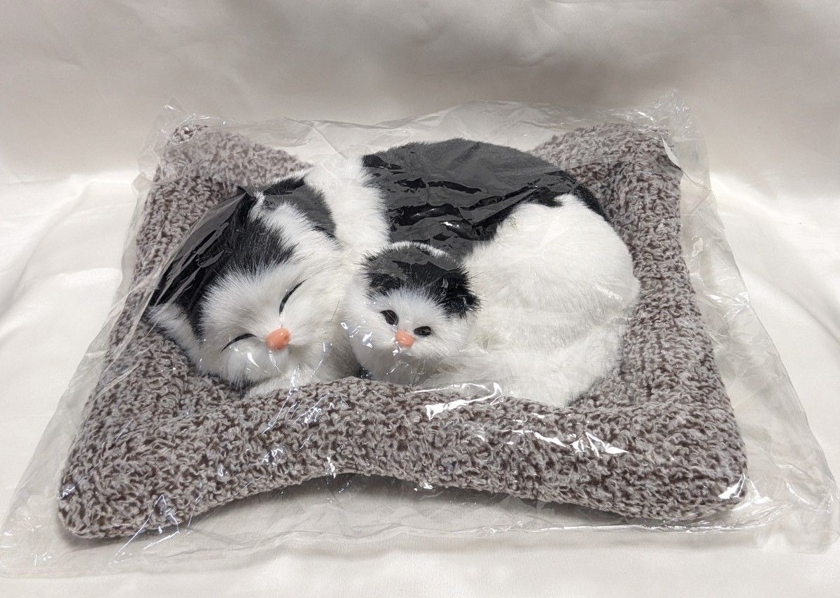 Minderde Uzanan Miyavlayan Peluş Kedi Ve Yavrusu 25 cm