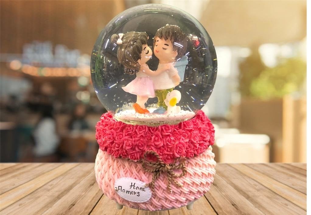 Işıklı Kar Püskürten Sevgili ve Mini Köpek Müzikli Cam Kar Küresi