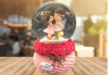 Işıklı Kar Püskürten Sevgili ve Mini Köpek Müzikli Cam Kar Küresi