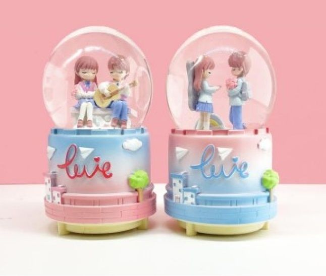 Gitar Çalan Sevgili Işıklı Püskürtmeli Müzikli Cam Kar Küresi