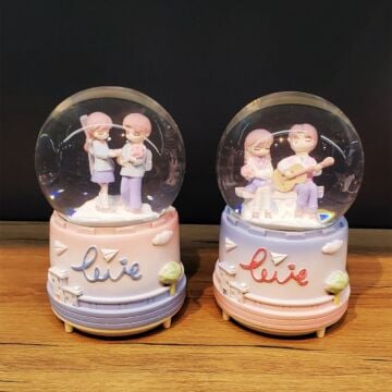 Gitar Çalan Sevgili Işıklı Püskürtmeli Müzikli Cam Kar Küresi