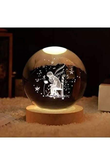 Dekoratif Oturan Prens Tasarımlı Ahşap Altlıklı Işıklı Cam Küre (6 cm)
