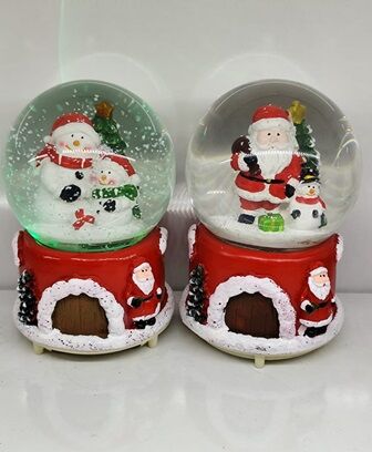Yılbaşı Noel Baba Kardan Adam Temalı Püskürtmeli Müzikli Cam Kar Küresi