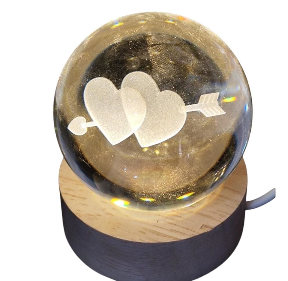 Dekoratif Ahşap Altlıklı Kalpli Oklar Işıklı Cam Küre (6 cm)