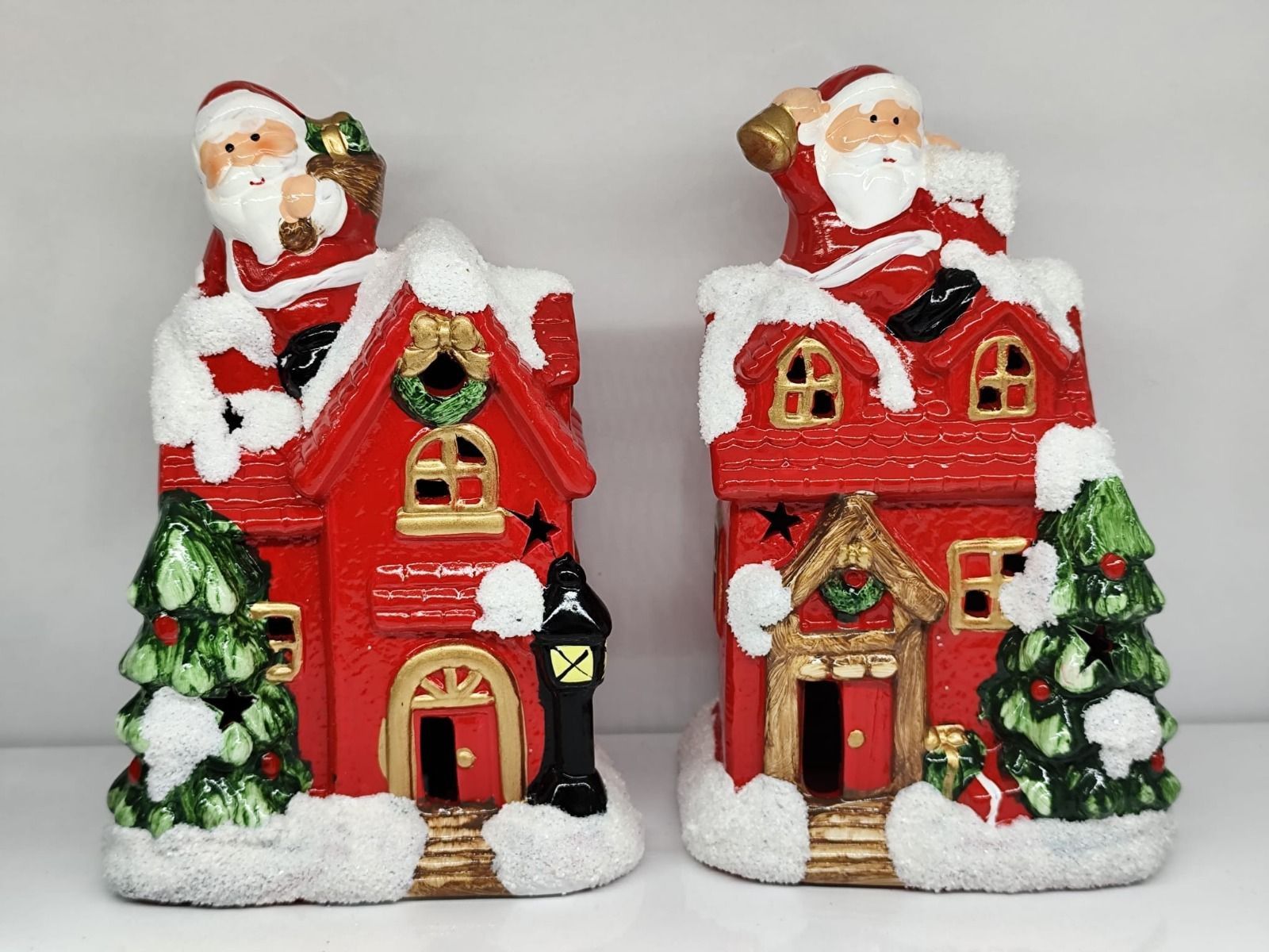 Dekoratif Işıklı Dağ Evi Çatısında Noel Baba Tasarımlı Yılbaşı Biblosu