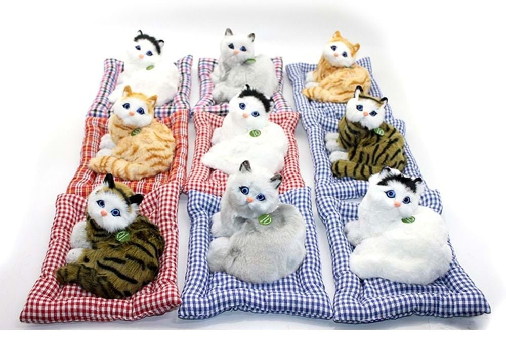 Minderde Uzanan Miyavlayan Renkli Peluş Kedi 27 cm