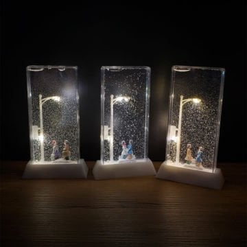 Sokak Lambası Altında Romantik Sevgili Kar Küresi