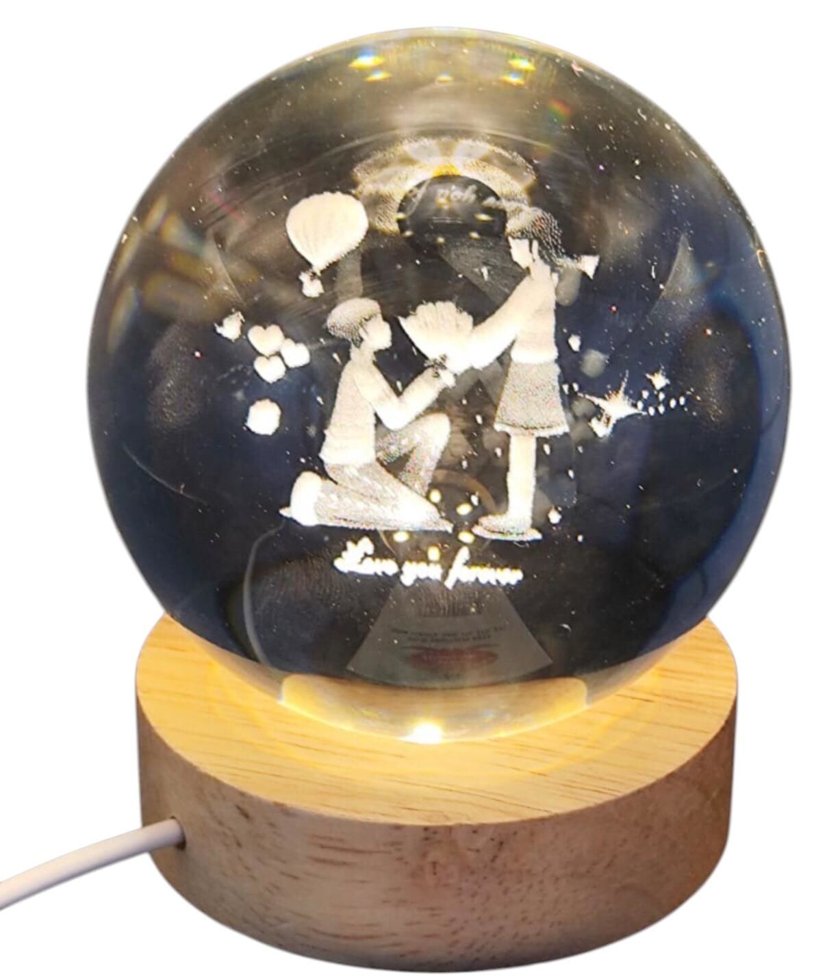 Dekoratif Ahşap Altlıklı Diz Çöken Sevgili Temalı Işıklı Cam Küre (8 cm)
