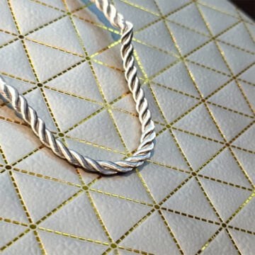 Tasarımlı Gri Ve Gold Hediye Çantası (17 cm x 23 cm)