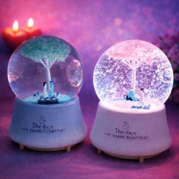 Ağaç Altında Oturan Romantik Çiftler Püskürtmeli Müzikli Cam Kar Küresi