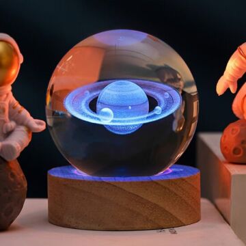 Dekoratif Ahşap Altlıklı Galaksi Temalı Işıklı Cam Küre Ve Anahtarlık Seti (6 cm)