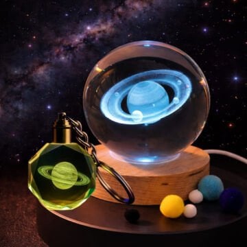 Dekoratif Ahşap Altlıklı Galaksi Temalı Işıklı Cam Küre Ve Anahtarlık Seti (6 cm)