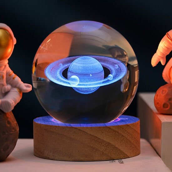 Dekoratif Ahşap Altlıklı Galaksi Temalı Işıklı Cam Küre (6 cm)