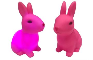 Pembe Işıklı Oturan Tavşan Masaüstü Gece Lambası