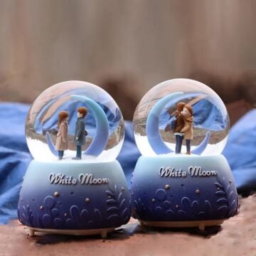Ay Altında Sevgili White Moon Müzikli Işıklı Cam Kar Küresi