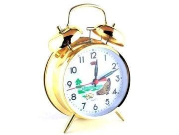 Nostaljik Kurmalı Tavuklu Altın Rengi Çalar Metal Masa Saati