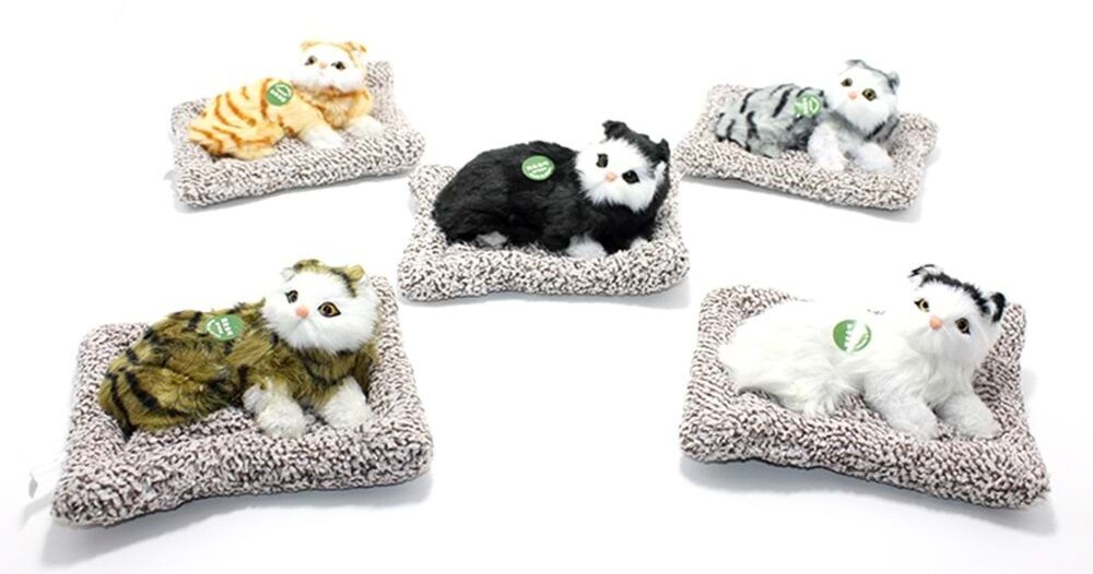 Minderde Uzanan Miyavlayan Renkli Peluş Kedi 18 cm