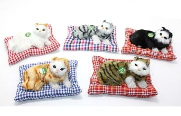 Kareli Minderde Uzanan Miyavlayan Renkli Peluş Kedi 18 cm