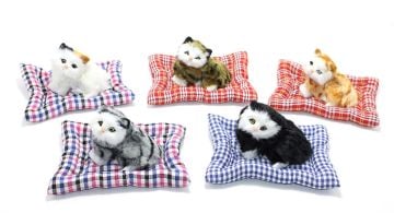 Kareli Minderde Uzanan Miyavlayan Renkli Peluş Kedi 19 cm