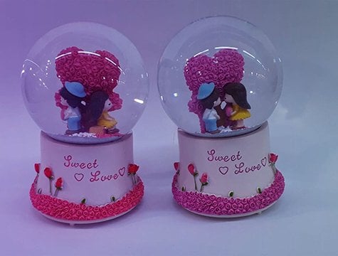 Romantik Sevgililer Temalı Dekoratif Işıklı Cam Kar Küresi Müzik Kutusu