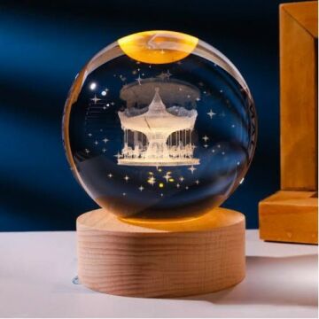 Dekoratif Atlı Karınca Tasarımlı Ahşap Altlıklı Işıklı Cam Küre