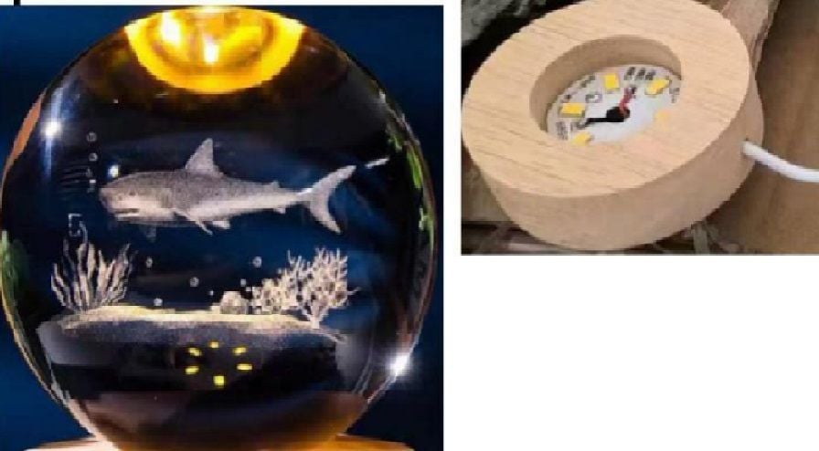 Dekoratif Ahşap Altlıklı Köpek Balık Temalı Işıklı Cam Küre (8 cm)