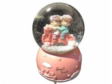 Işıklı Bisiklete Binen Sevgili Müzikli Kar Püskürten Cam Kar Küresi