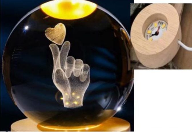 Dekoratif Ahşap Altlıklı Elin Üstünde Kalp Temalı Işıklı Cam Küre (8 cm)