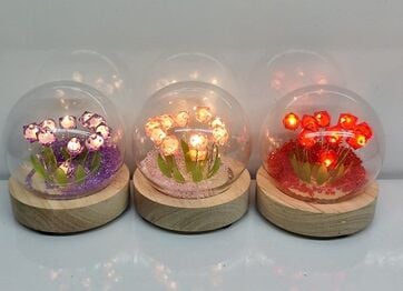 Dekoratif 3 Boyutlu Ahşap Işıklı Laleler Cam Küre (9 cm x 8.5 cm)