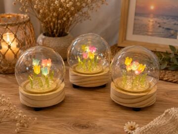 Dekoratif 3 Boyutlu Ahşap Işıklı Laleler Cam Küre (9 cm x 8.5 cm)
