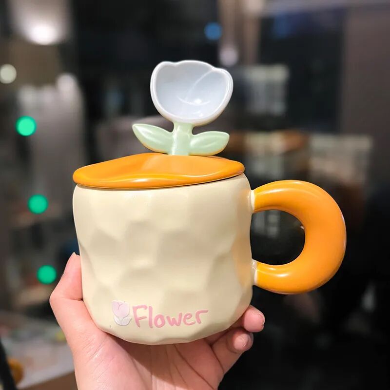 Sevimli Çiçek Tasarımlı Seramik Kapaklı Kaşıklı Kupa Bardak