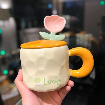 Sevimli Çiçek Tasarımlı Seramik Kapaklı Kaşıklı Kupa Bardak