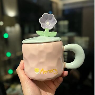 Sevimli Çiçek Tasarımlı Seramik Kapaklı Kaşıklı Kupa Bardak