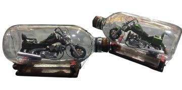 Dekoratif Ahşap Altlıklı Cam Şişe İçinde Motosiklet Biblosu