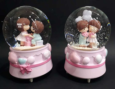 Romantik Sevgililer Tasarımlı Müzikli Kurmalı Cam Kar Küresi