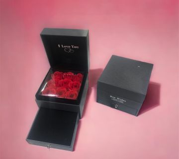 Sevgiliye Romantik Hediye Kırmızı Gül İçinde Mücevher Kutusu