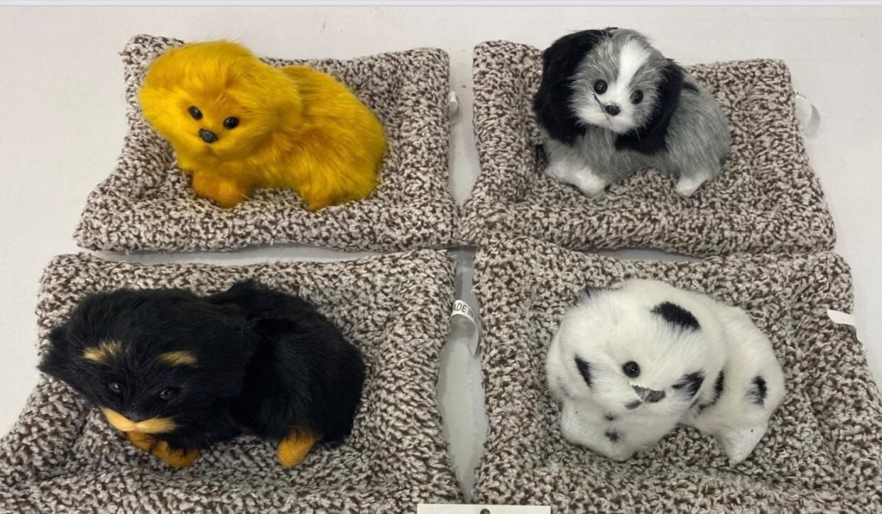 Minderde Uzanan Havlayan Peluş Köpek (18 cm)