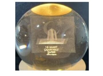 Dekoratif Ahşap Altlıklı Çanakkale Zaferi Işıklı Cam Küre (6 cm)