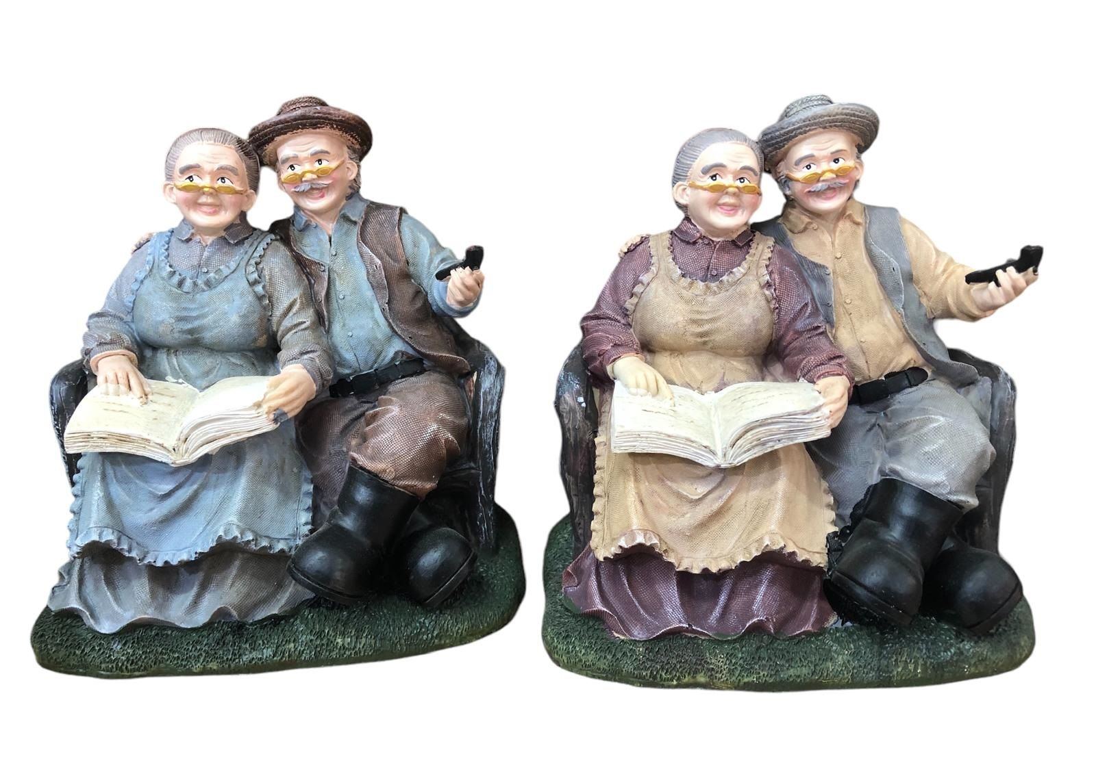 Koltukta Gazete Okuyan Puro İçen Sevimli Dede Nine Biblosu