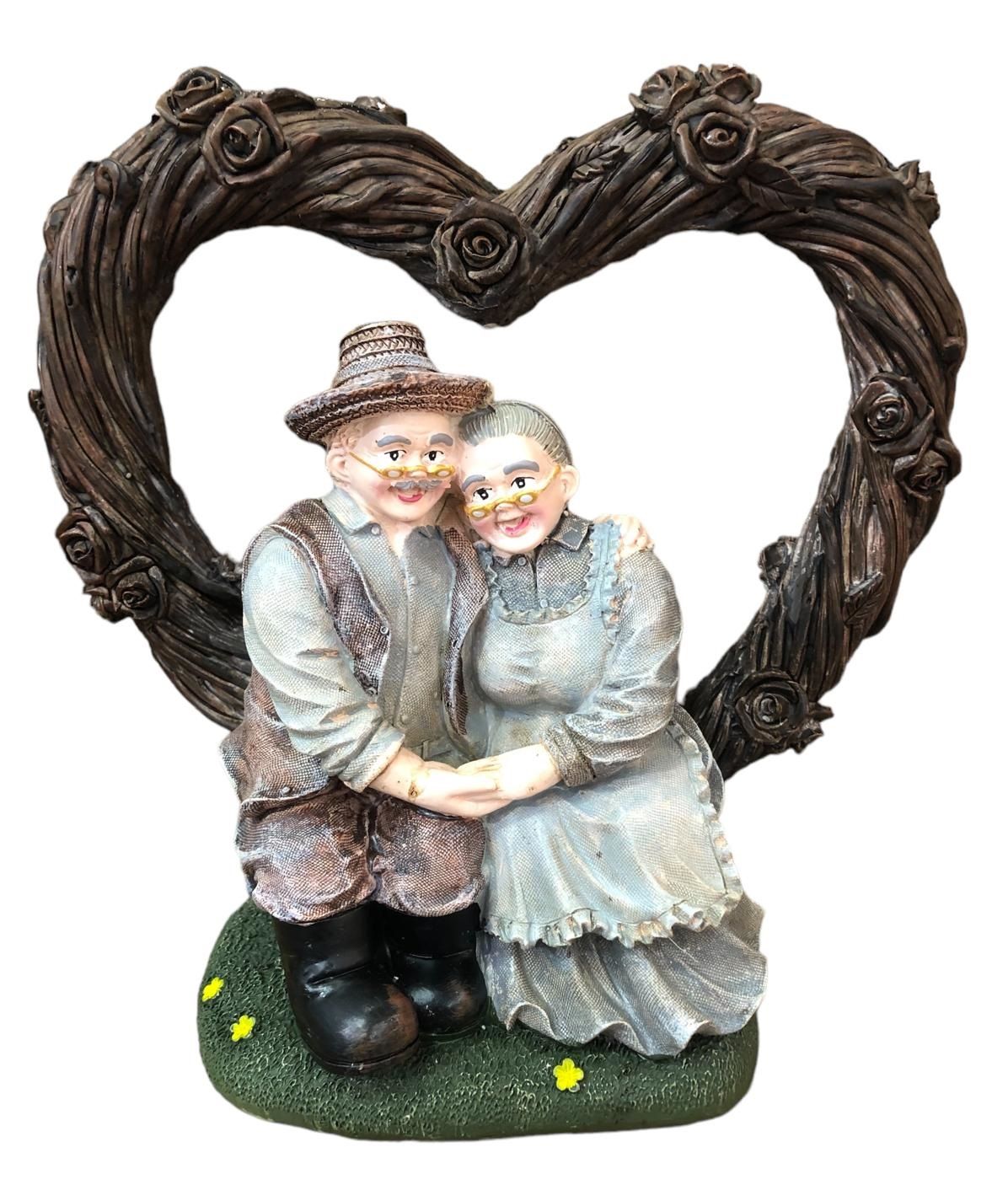 Kalbin Önünde Birbirine Sarılan Sevimli Dede Nine Biblosu