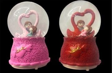 Romantik Sevgili Ve Kuğular Temalı Müzikli Işıklı Cam Kar Küresi