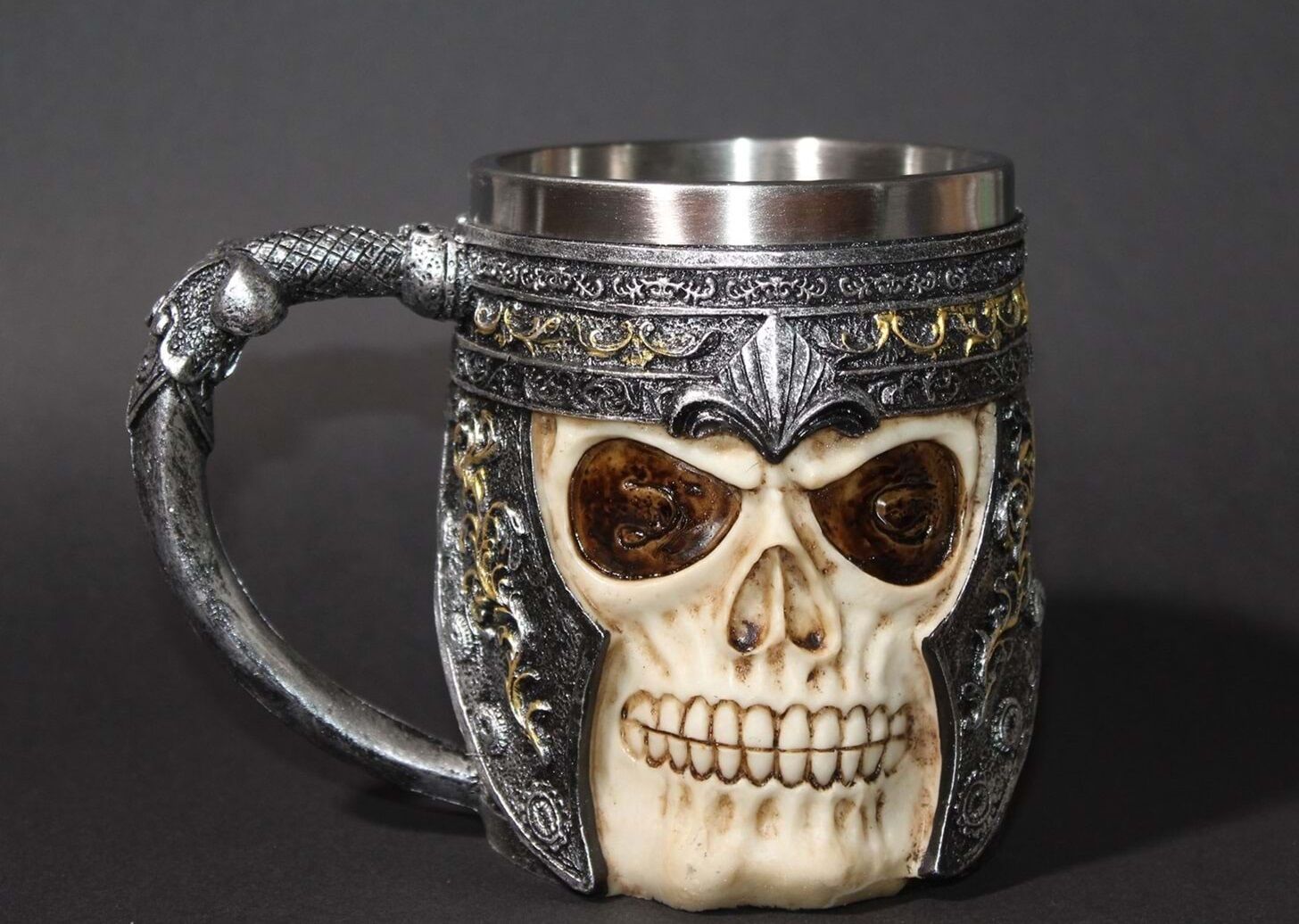 3 Boyutlu Kasklı Kuru Kafa Tasarımlı Kupa Bardak